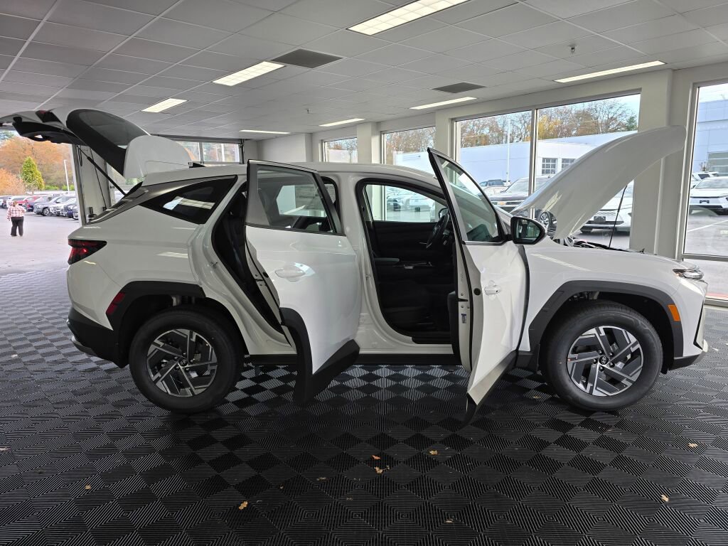 New 2026 Hyundai Tucson Blue SE image 18