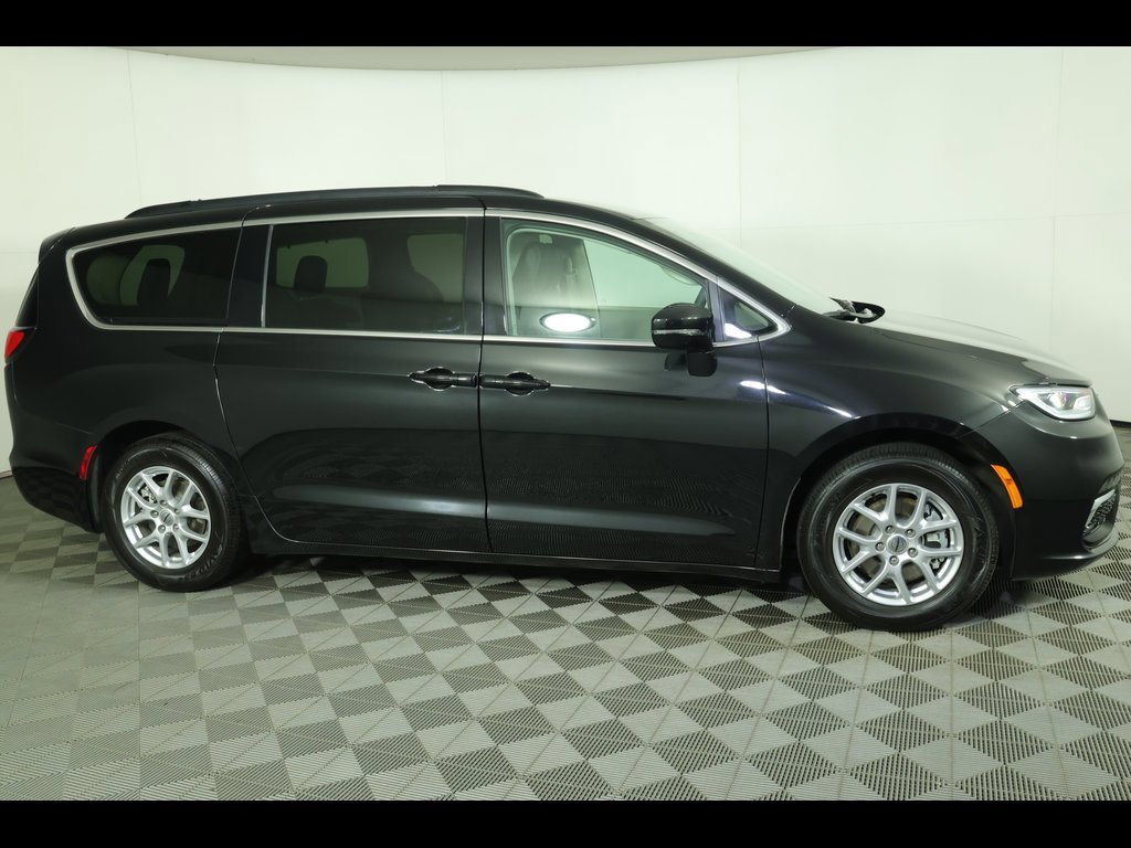 Used 2022 Chrysler Pacifica Touring-L image 14