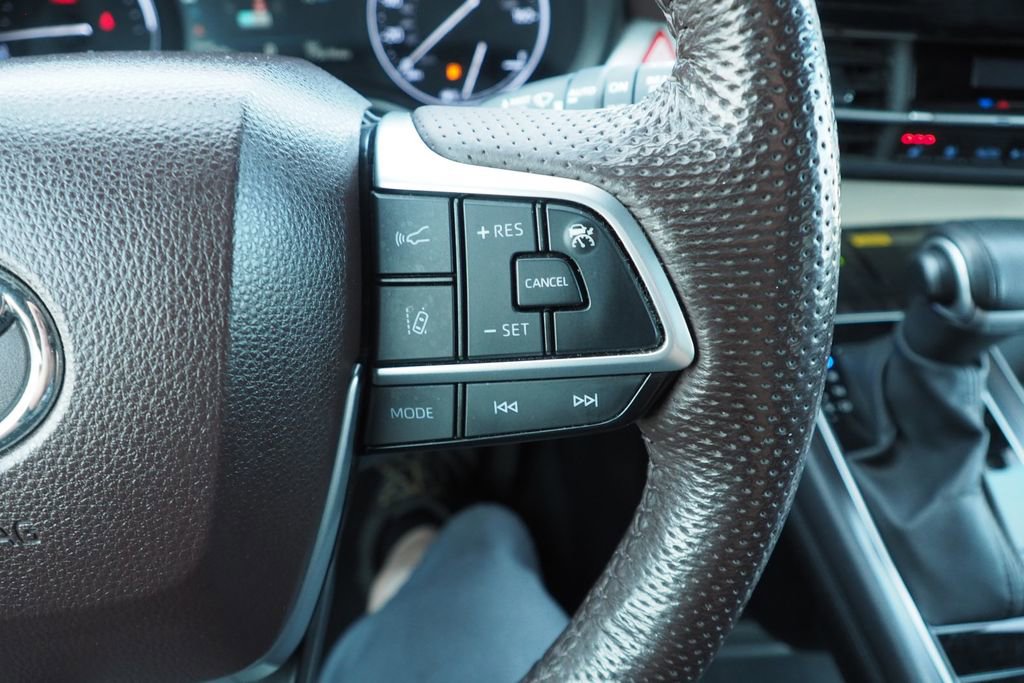 Used 2023 Toyota Sienna Platinum image 29