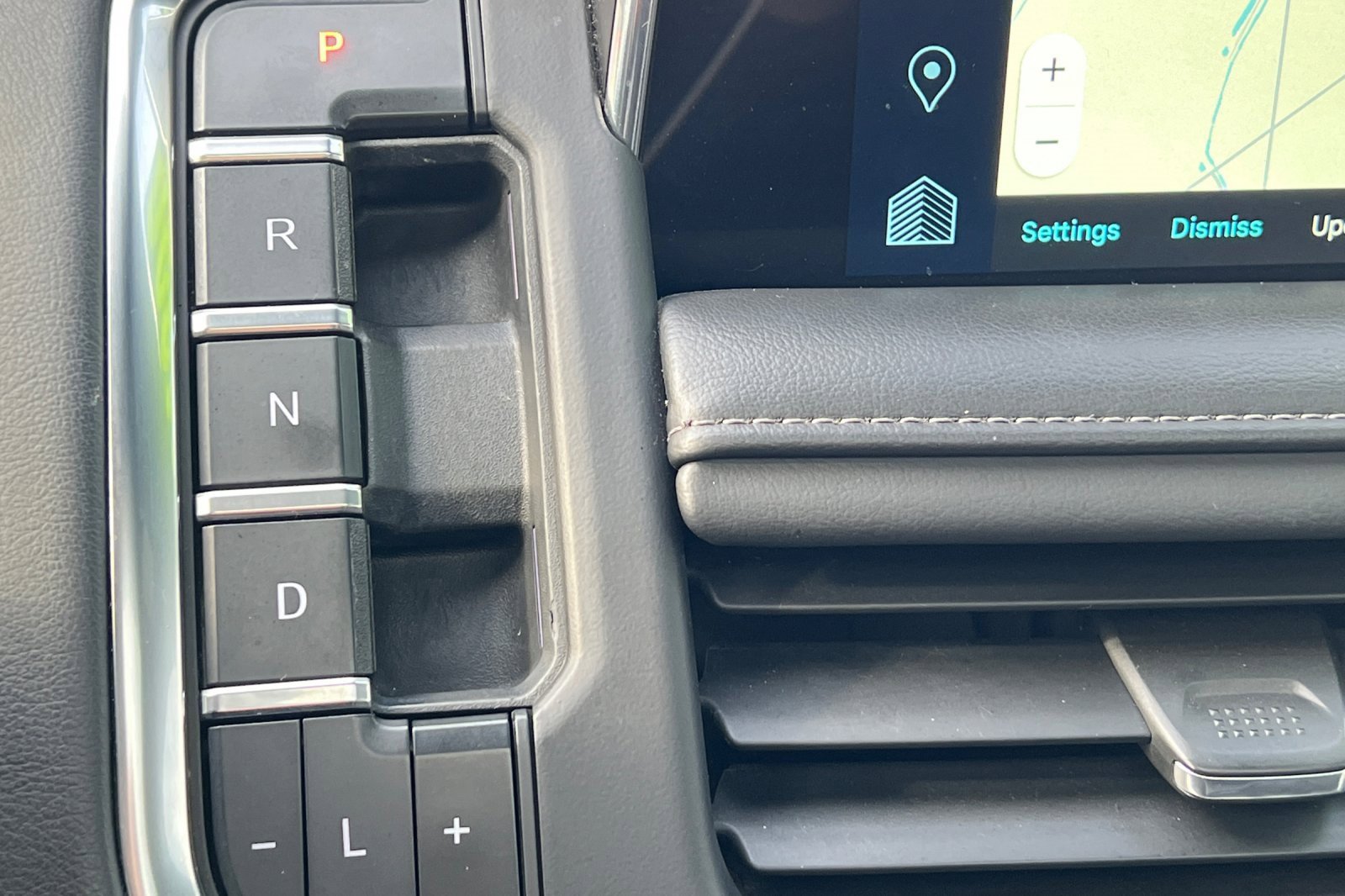 Used 2022 Chevrolet Suburban Z71 image 33