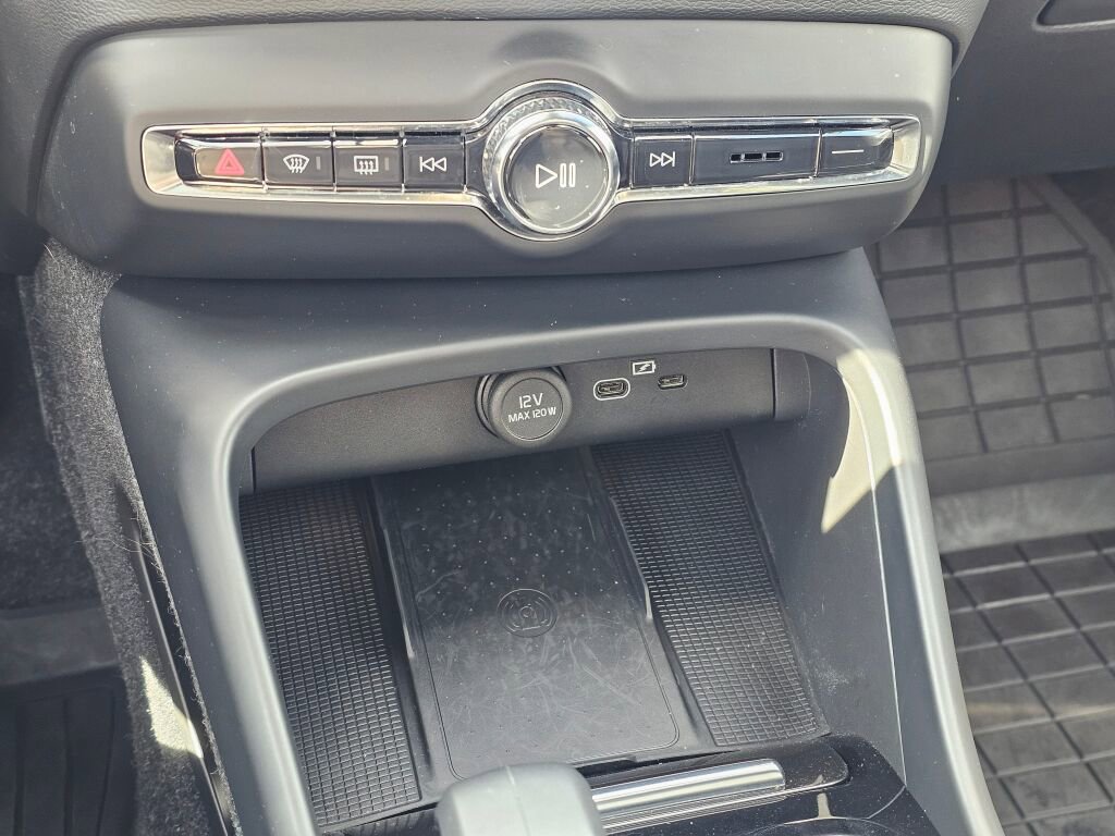 Used 2023 Volvo XC40 Recharge Ultimate image 17