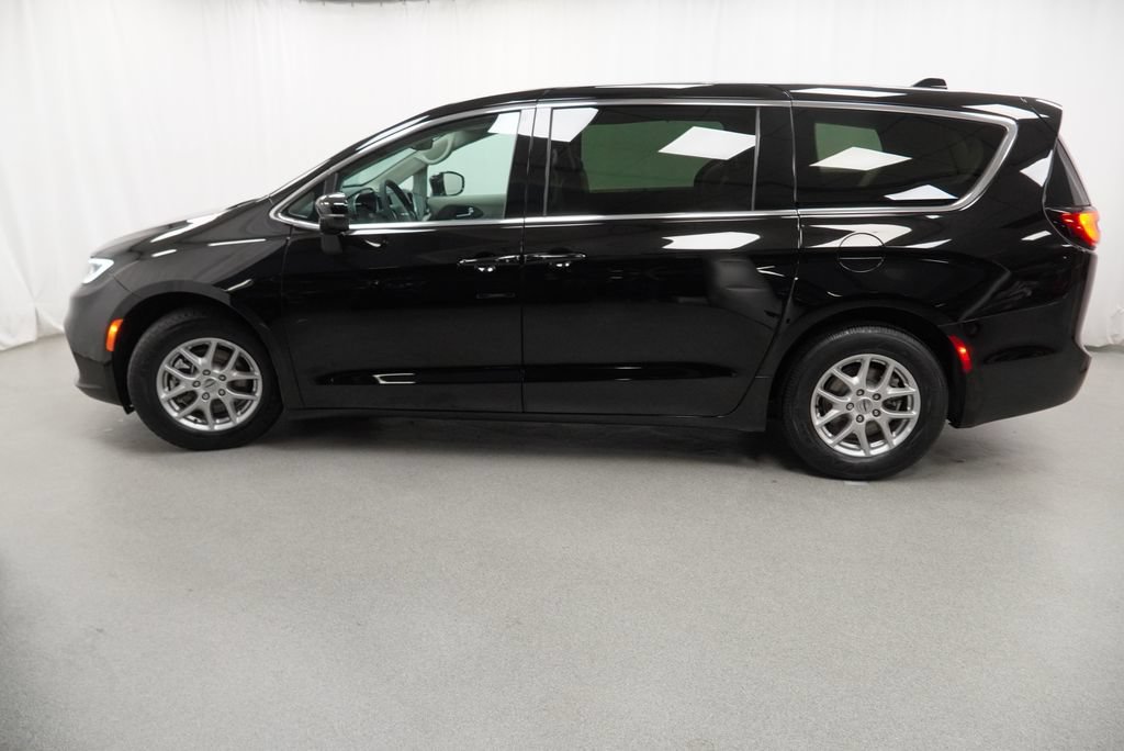 Certified 2024 Chrysler Pacifica Touring-L FWD image 16