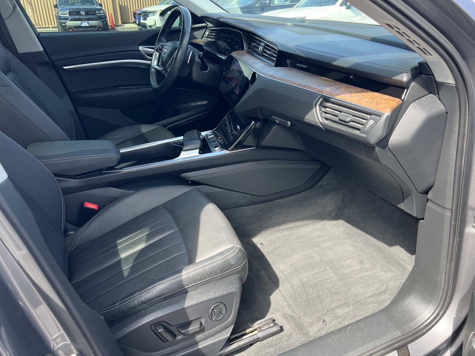 Used 2019 Audi e-tron Premium Plus image 32