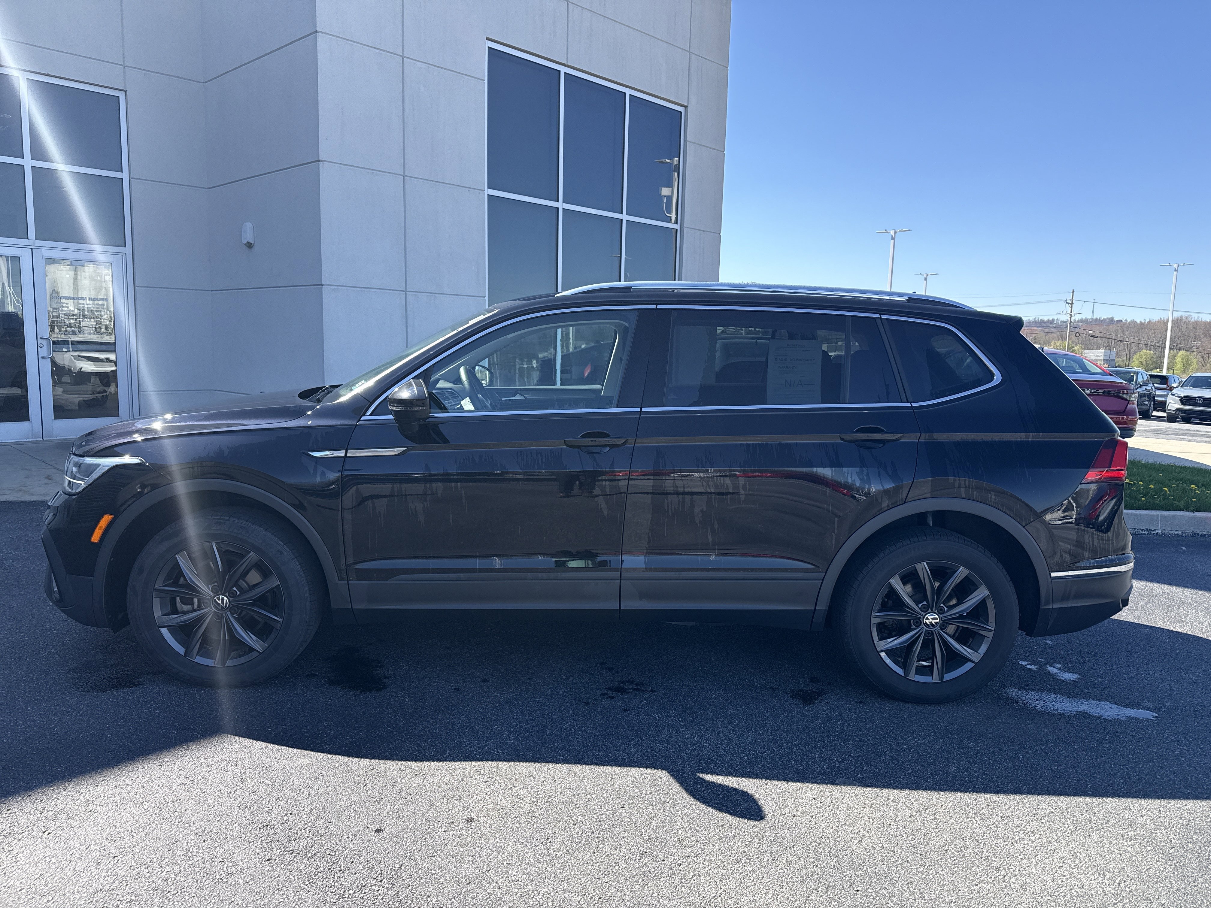 Used 2022 Volkswagen Tiguan SE image 2