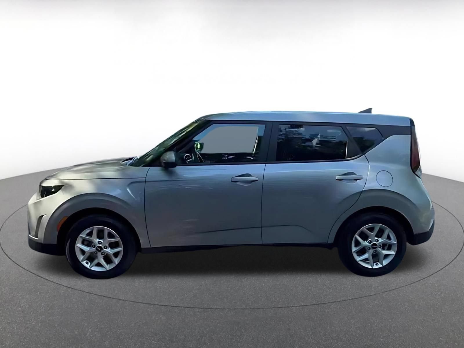Used 2025 Kia Soul LX w/ LX Technology Package FWD image 9