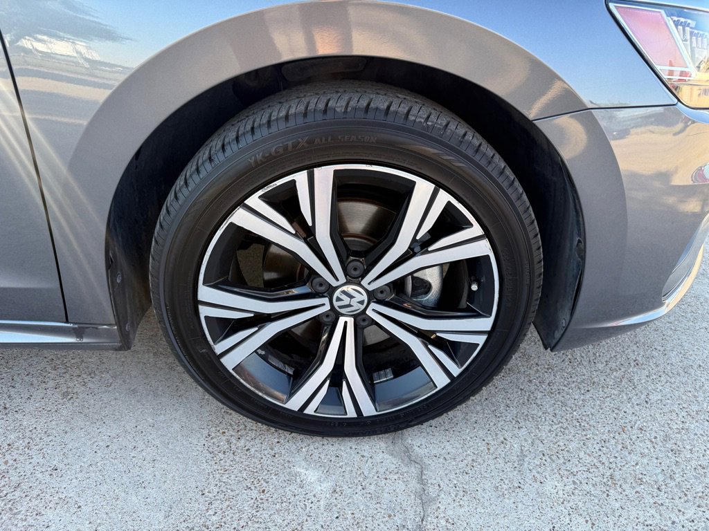 Used 2021 Volkswagen Passat 2.0T SE image 11