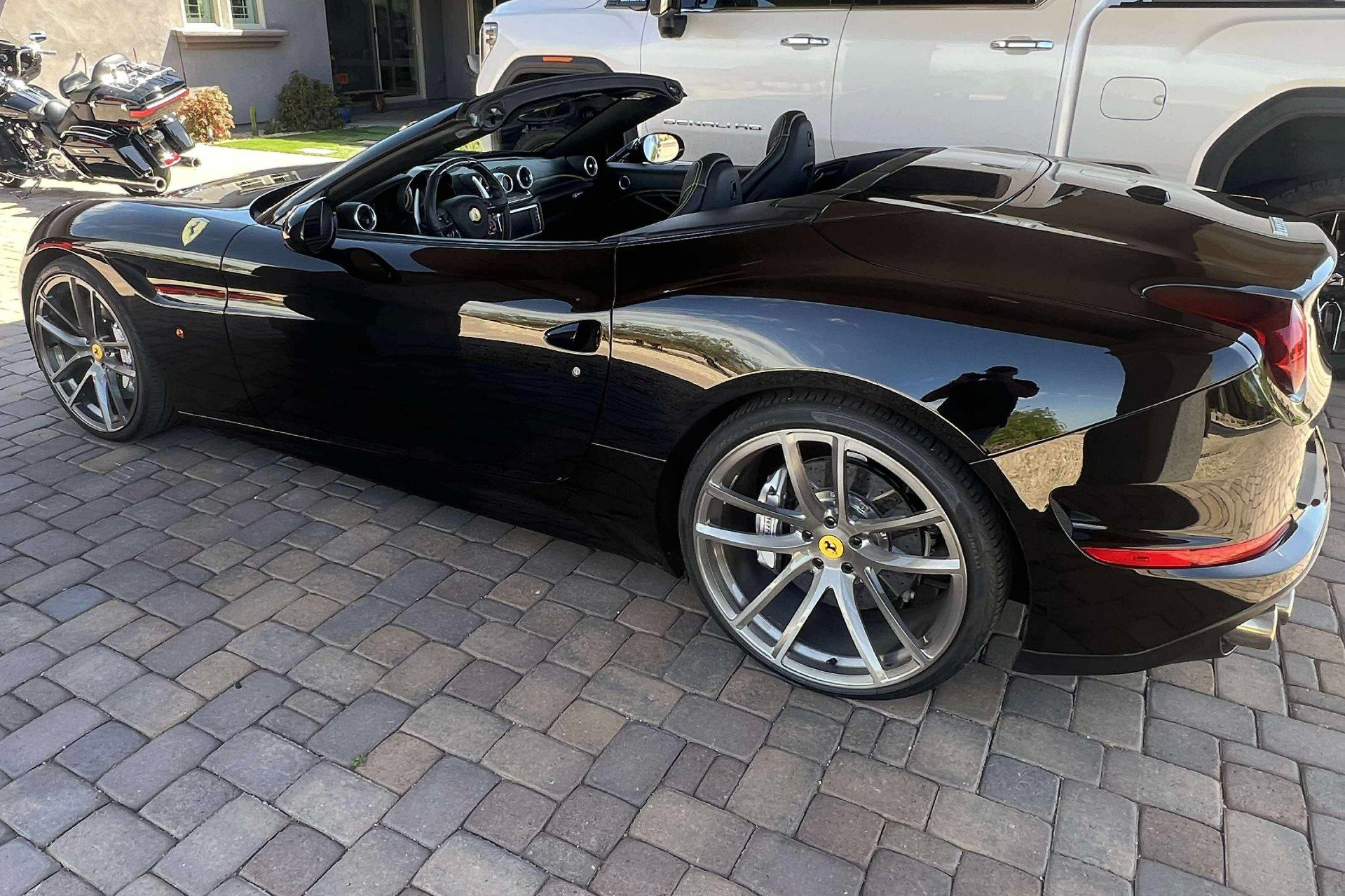 Used 2015 Ferrari California T RWD image 12