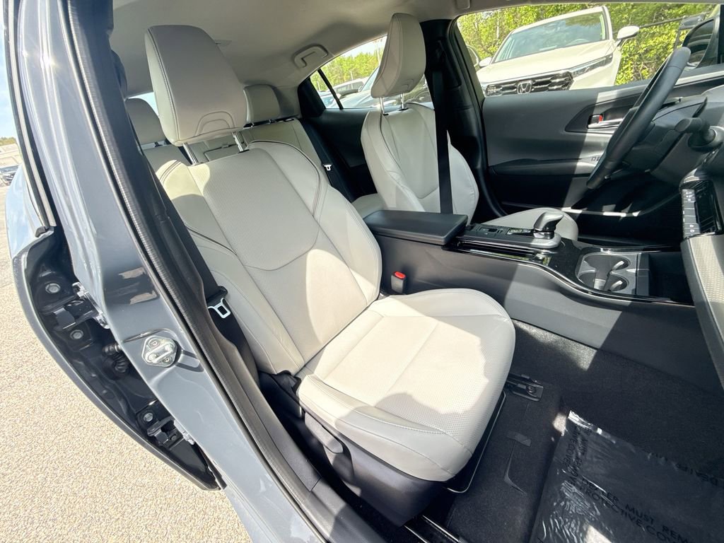 Used 2025 Toyota Prius XLE FWD image 25