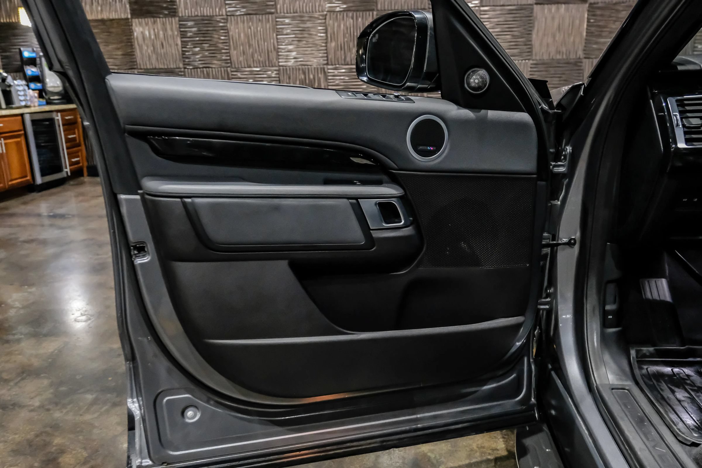 Used 2018 Land Rover Discovery SE AWD/4WD image 42