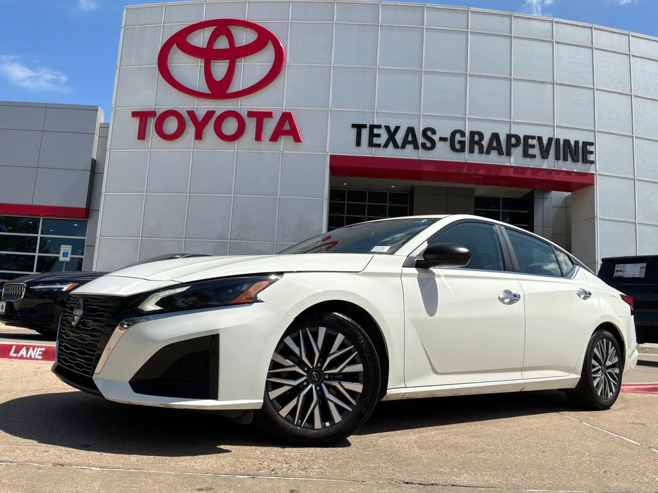 Used 2025 Nissan Altima 2.5 SV FWD image 2