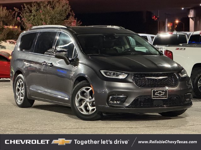 Used 2022 Chrysler Pacifica Limited FWD image 2