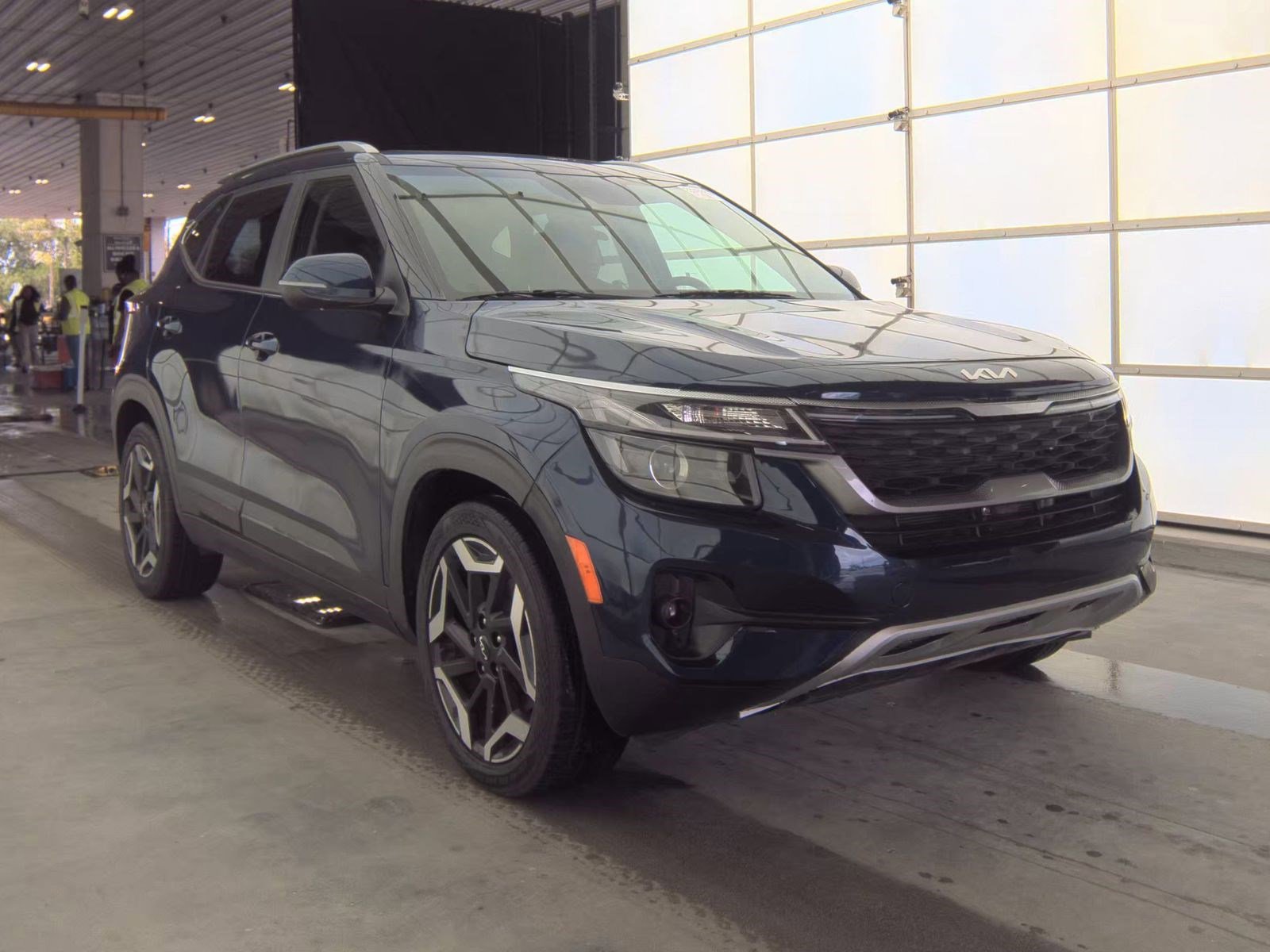 Used 2024 Kia Seltos SX w/ SX Sunroof Package image 2