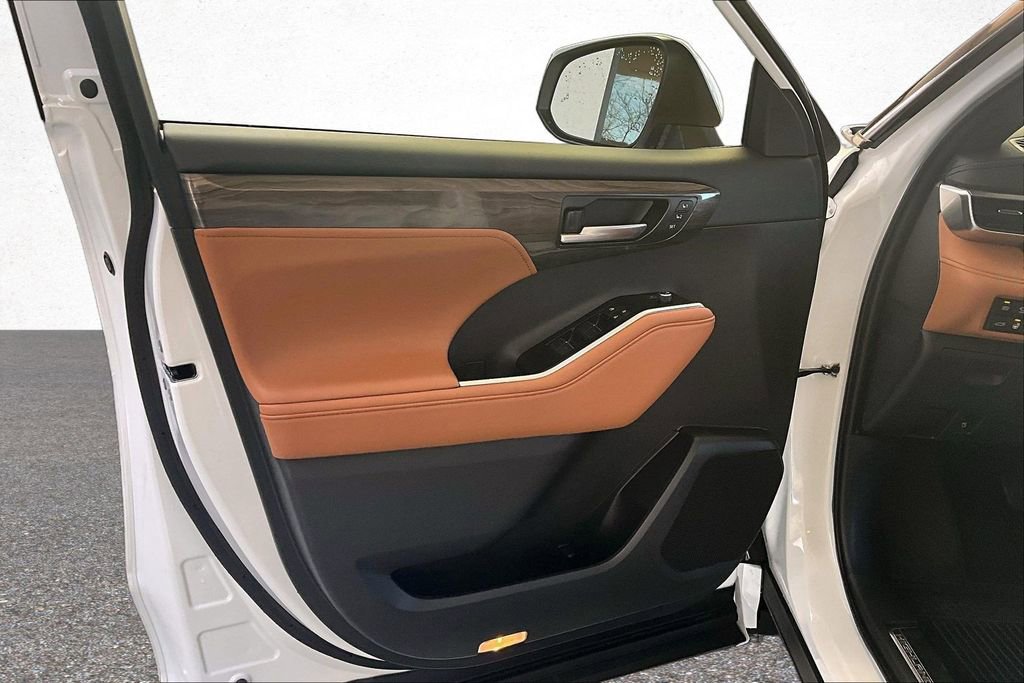 Used 2026 Toyota Highlander Platinum image 19