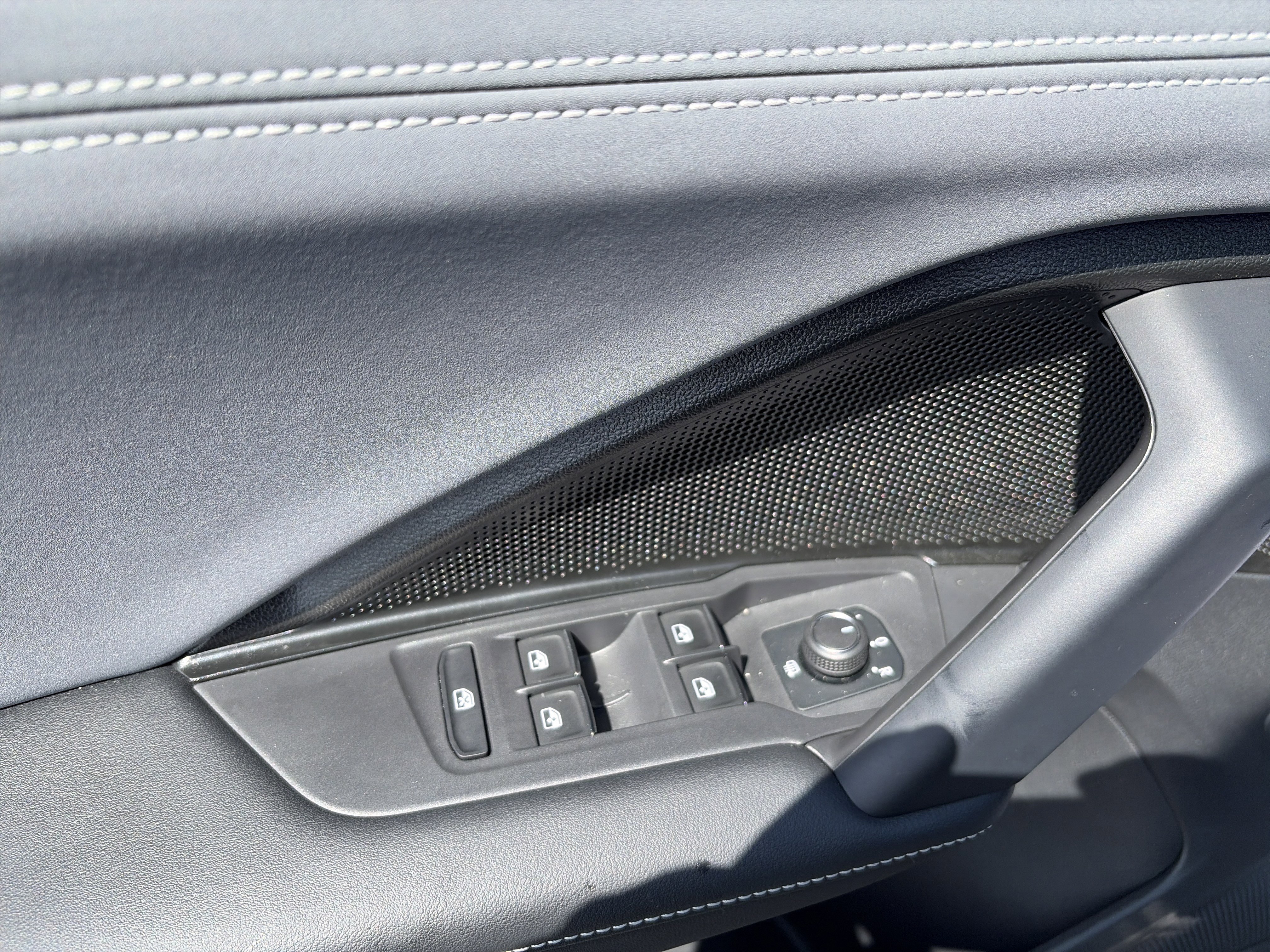 Used 2025 Volkswagen Tiguan SE R-Line AWD/4WD image 20