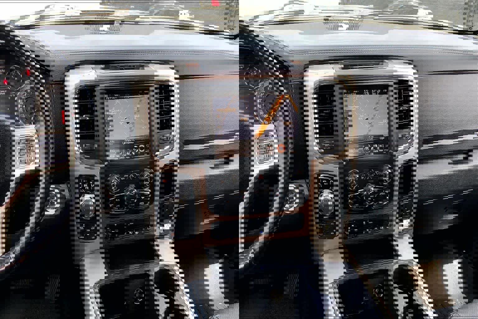 Used 2014 RAM 1500 Laramie w/ Convenience Group AWD/4WD image 7