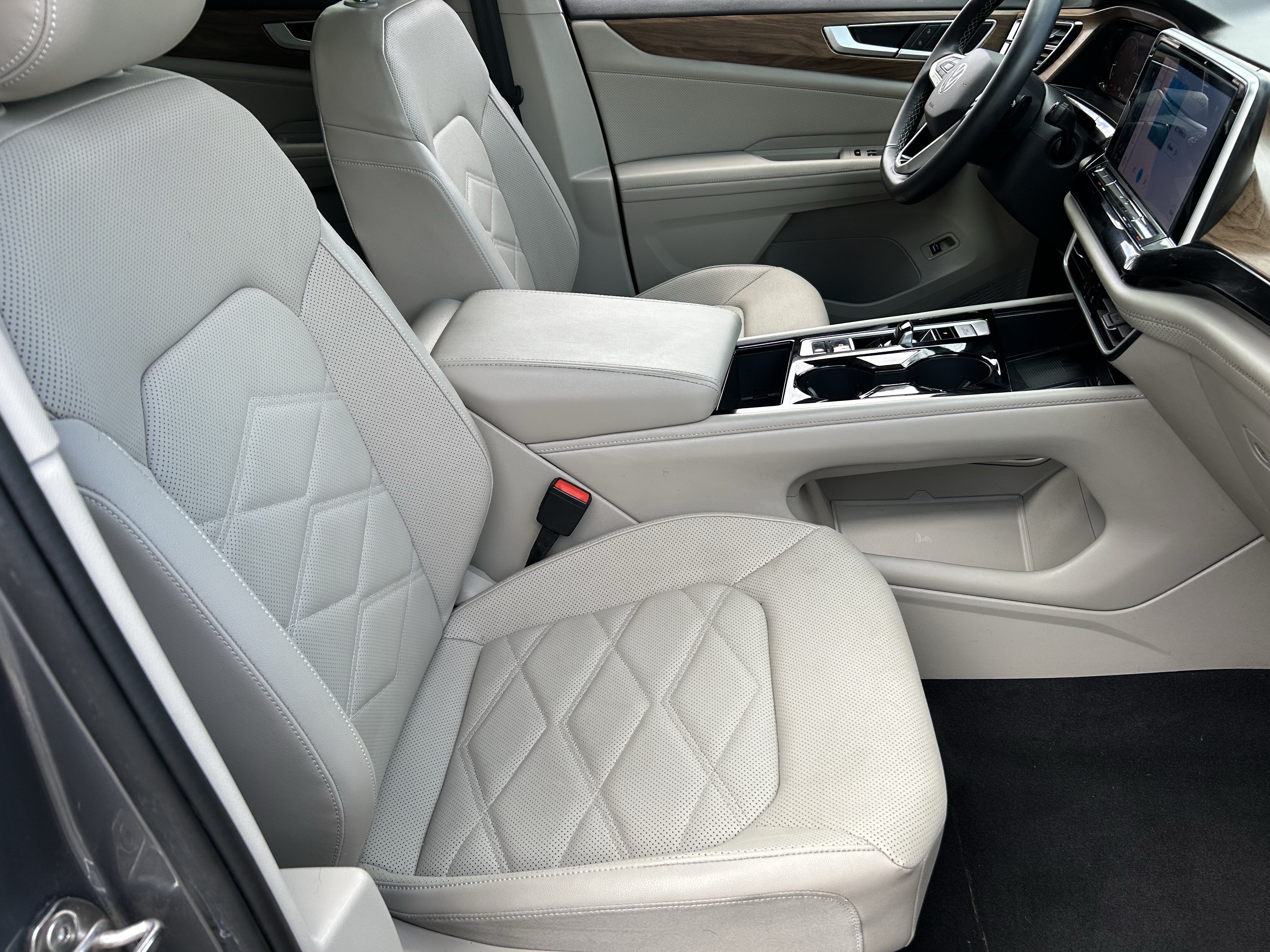 Used 2024 Volkswagen Atlas SE w/ Panoramic Sunroof Package AWD/4WD image 9