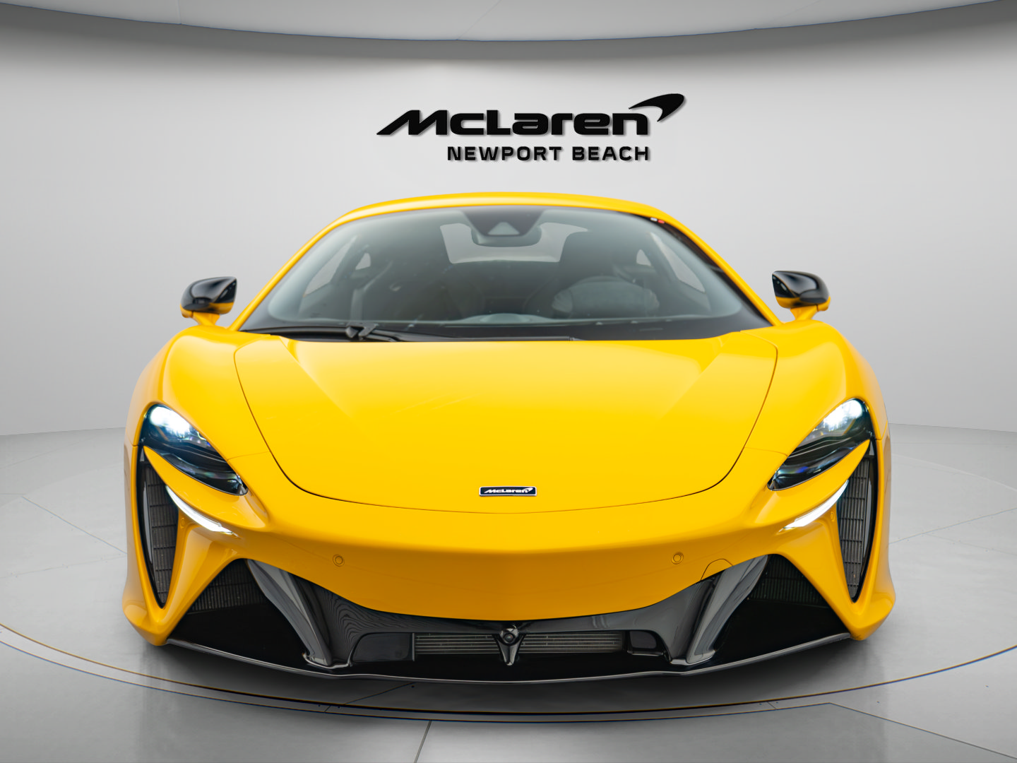 Used 2024 McLaren Artura RWD image 2
