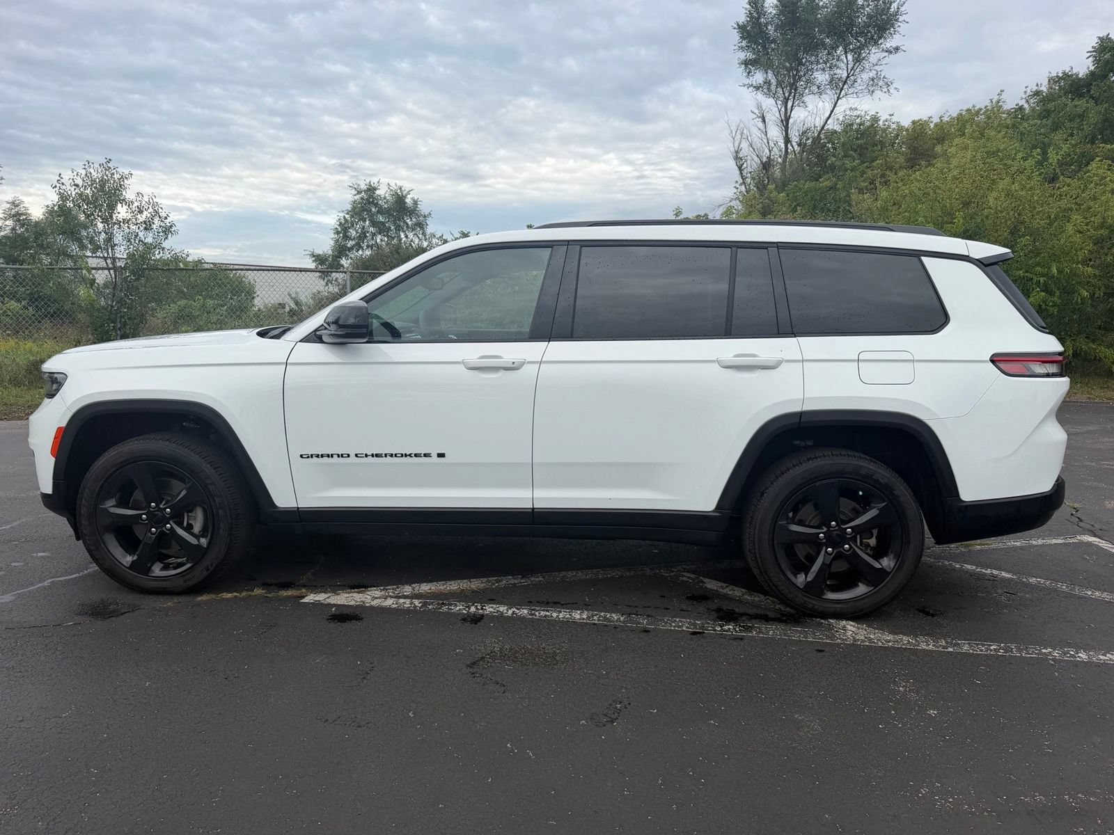 Used 2023 Jeep Grand Cherokee L Altitude AWD/4WD image 9
