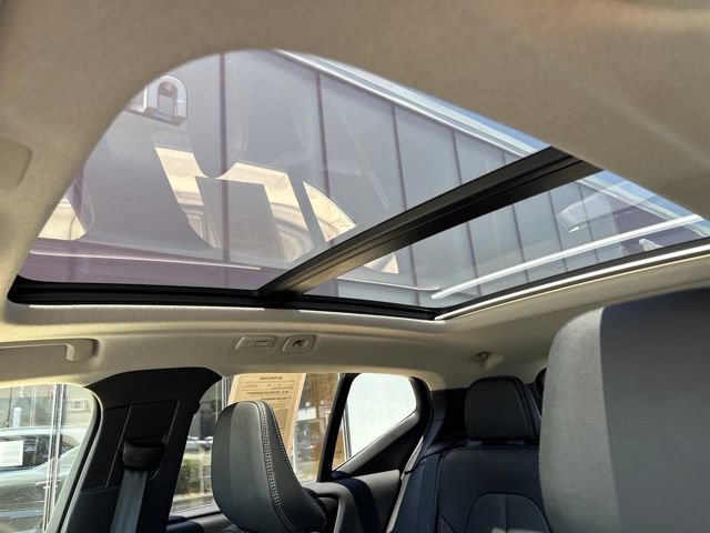 Used 2025 Volvo XC40 B5 Core AWD/4WD image 27