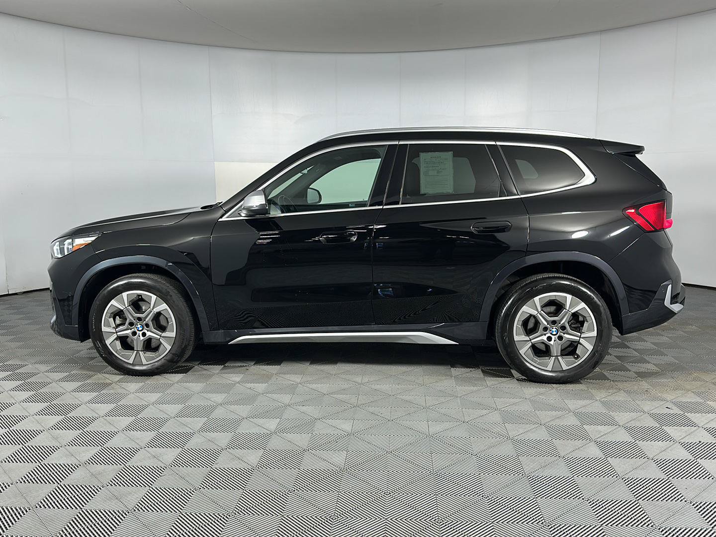 Used 2024 BMW X1 xDrive28i w/ Convenience Package AWD/4WD image 4