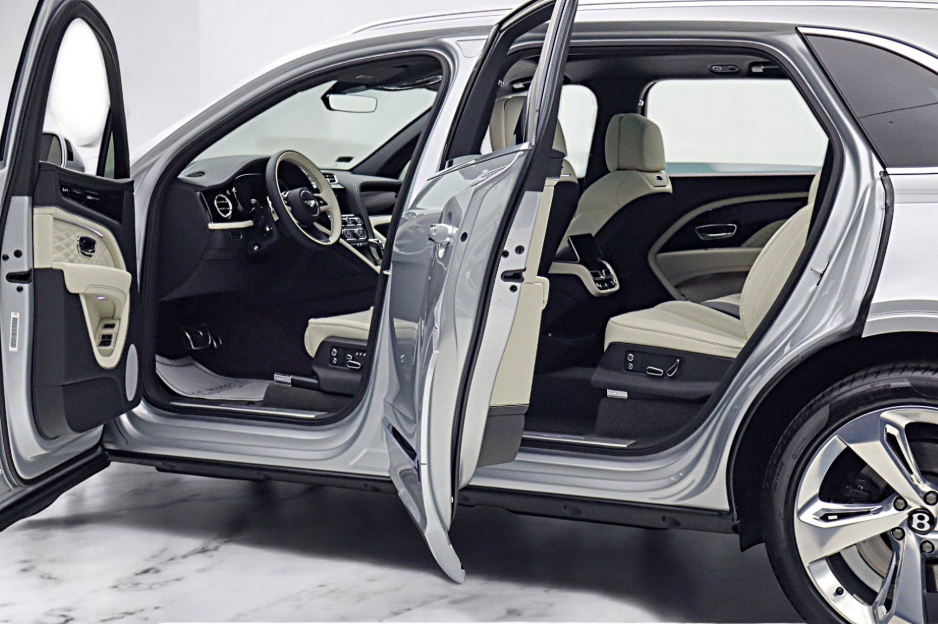 Used 2024 Bentley Bentayga Extended Wheelbase image 6