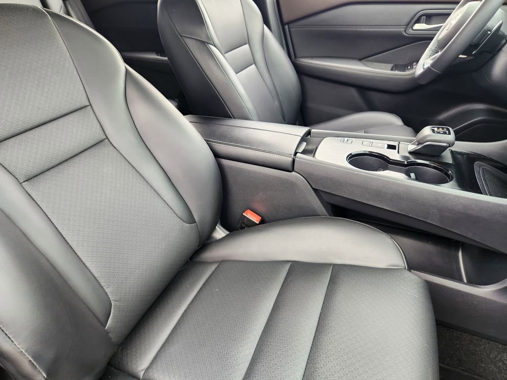 Used 2023 Nissan Rogue SV w/ SV Premium B Package image 14