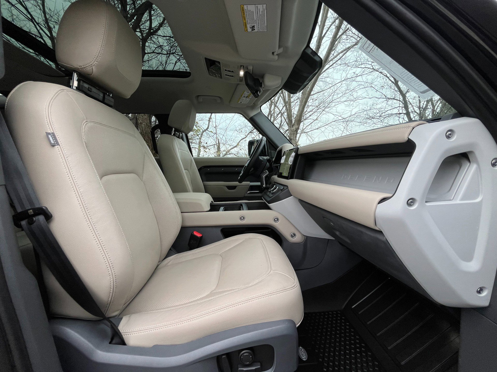 Used 2024 Land Rover Defender 110 SE image 16