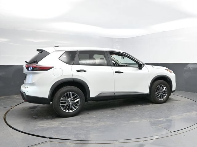 Used 2024 Nissan Rogue S AWD/4WD image 2