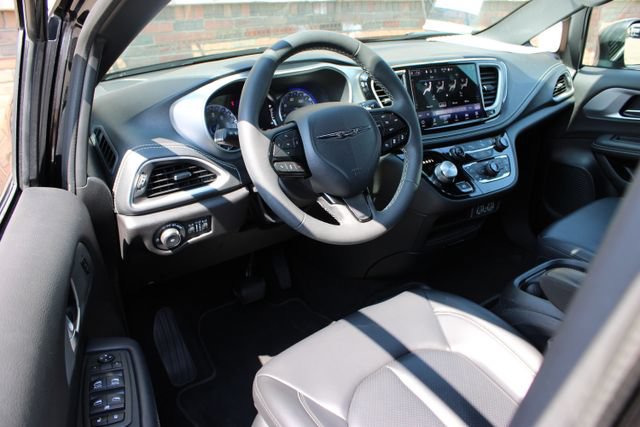 Used 2023 Chrysler Pacifica Touring-L w/ S Appearance Package AWD/4WD image 13
