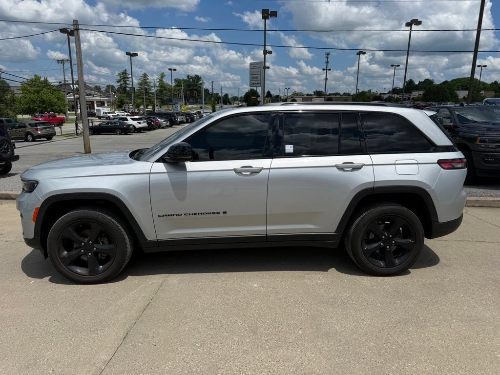 Used 2023 Jeep Grand Cherokee Altitude AWD/4WD image 9