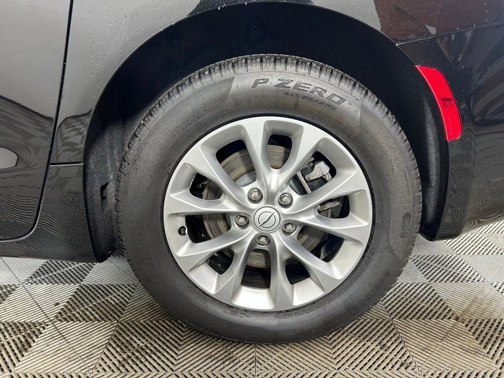 Used 2025 Chrysler Pacifica Select image 23