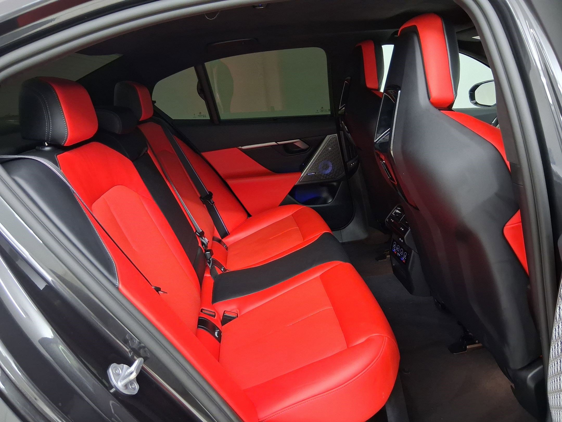 Used 2025 BMW M5 w/ Carbon Package image 33