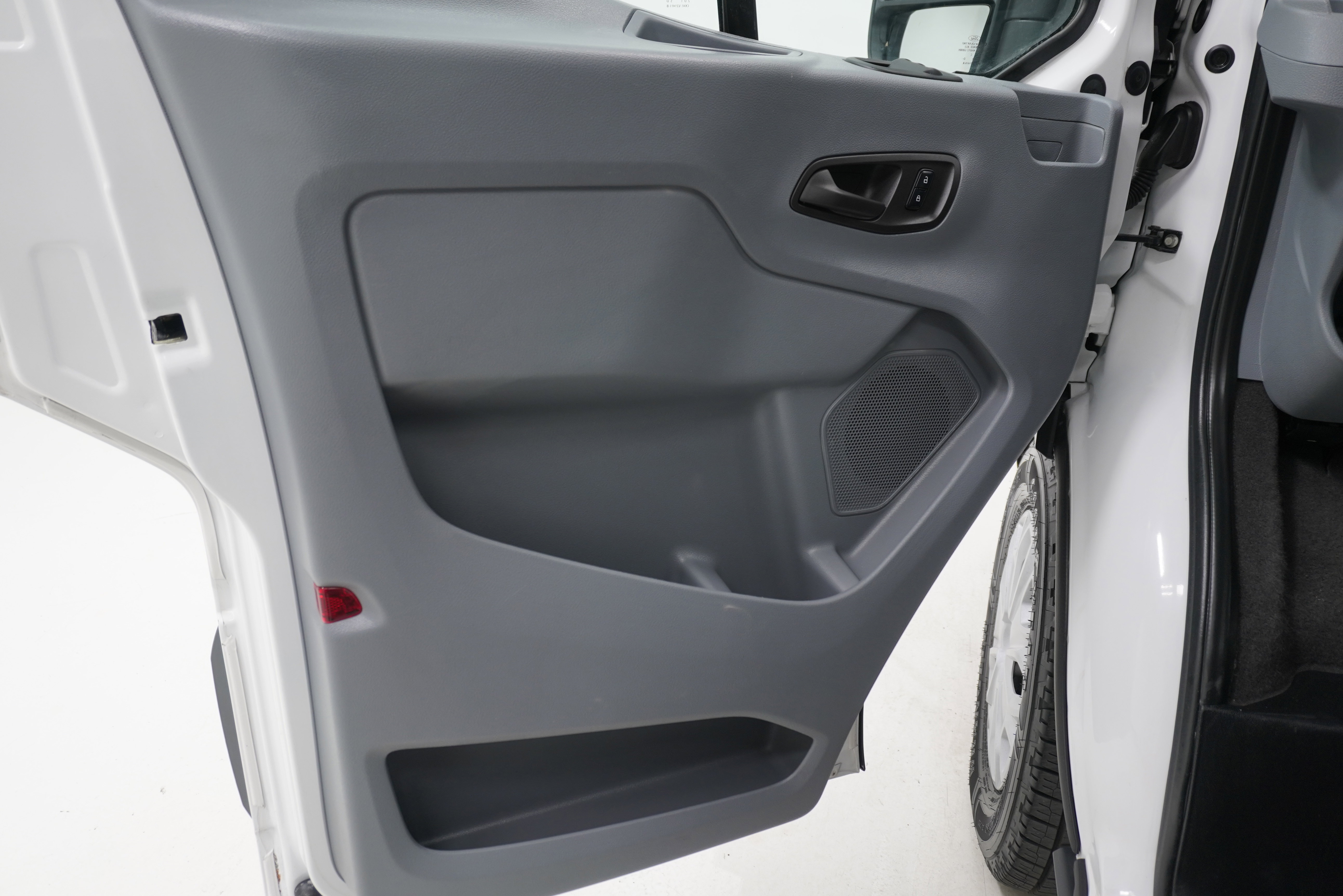 Used 2018 Ford Transit 150 XLT RWD image 10