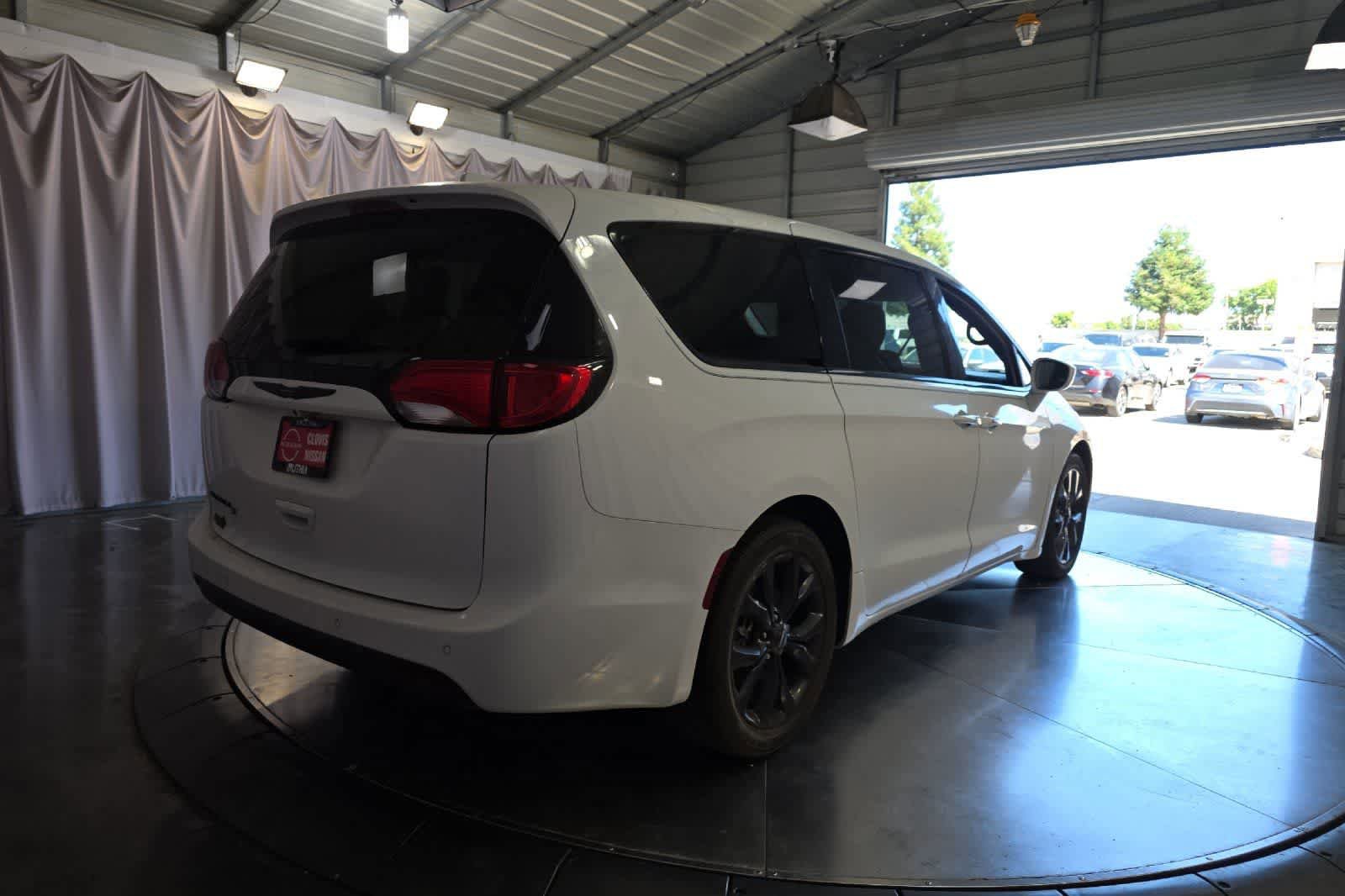 Used 2020 Chrysler Pacifica Touring w/ S Appearance Package FWD image 3