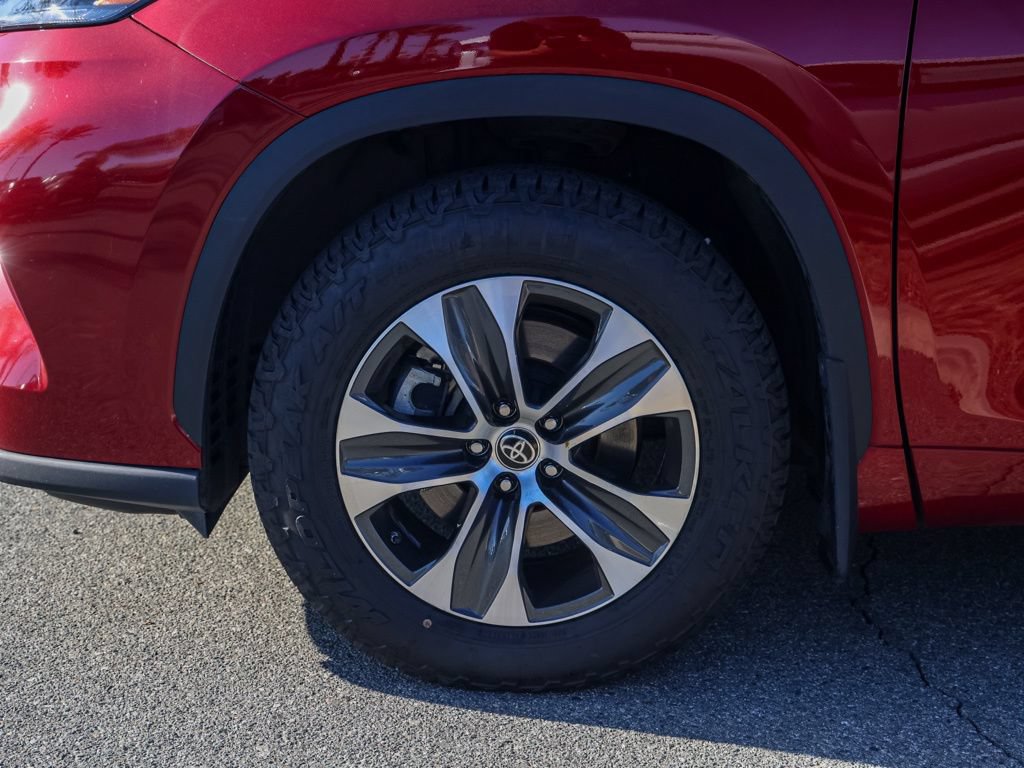 Used 2022 Toyota Highlander XLE AWD/4WD image 11