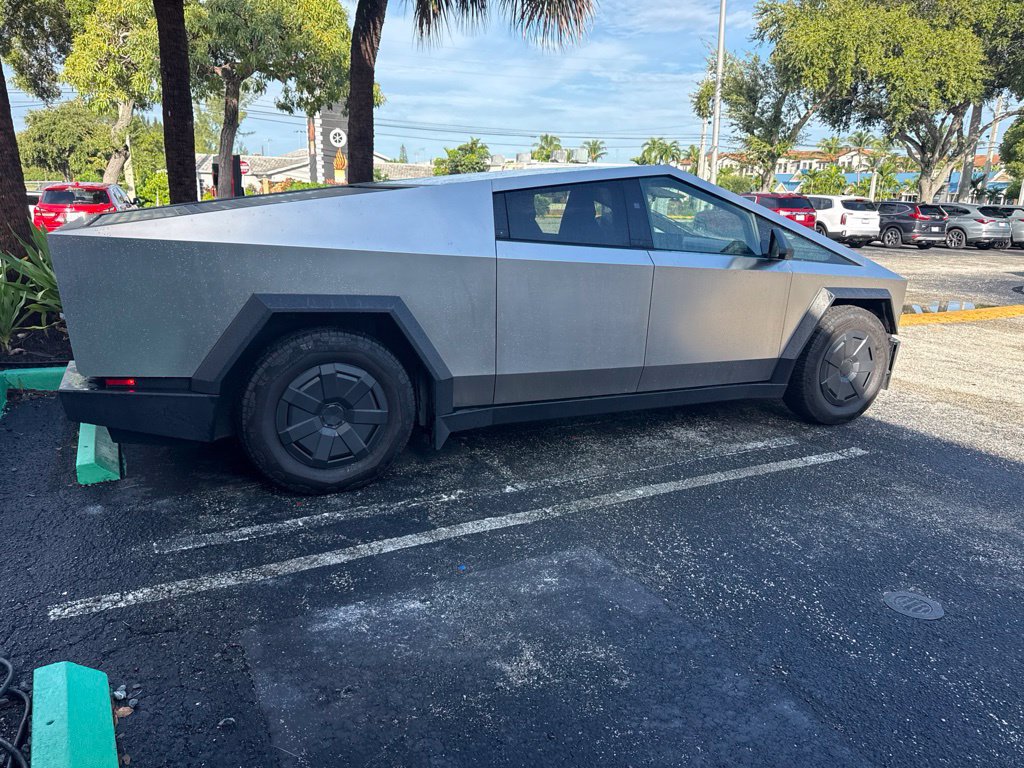 Used 2025 Tesla Cybertruck AWD Crew Cab image 4