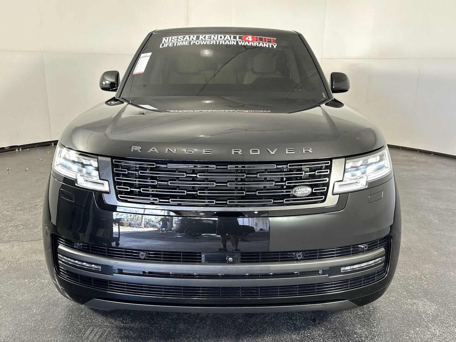 Used 2024 Land Rover Range Rover Long Wheelbase SE image 3