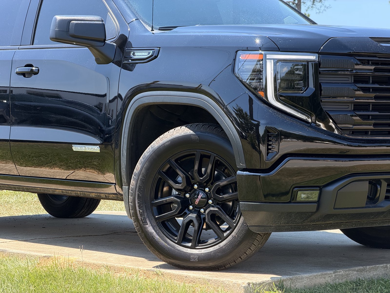 Used 2024 GMC Sierra 1500 Elevation AWD/4WD image 3