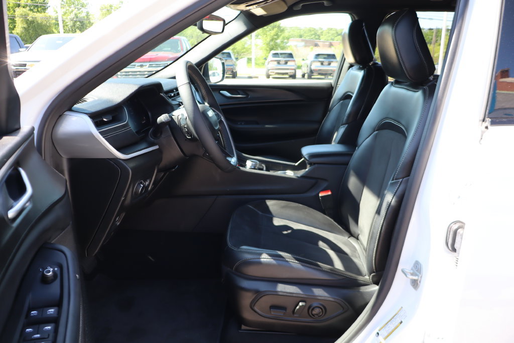 Used 2024 Jeep Grand Cherokee Altitude AWD/4WD image 10