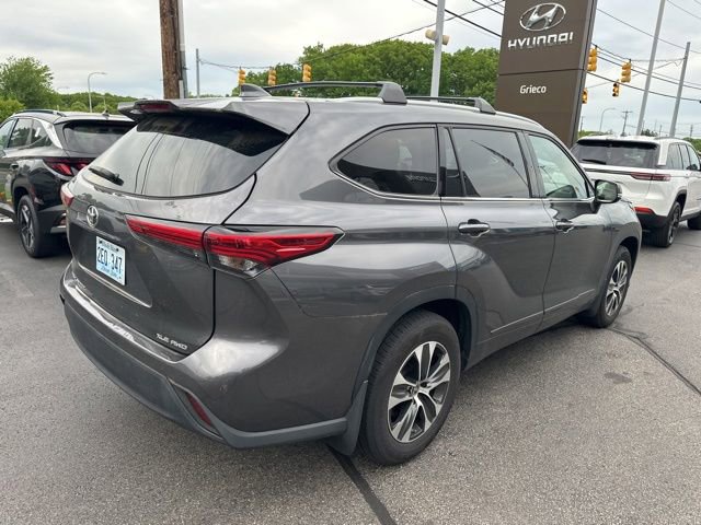 Used 2022 Toyota Highlander XLE AWD/4WD image 4