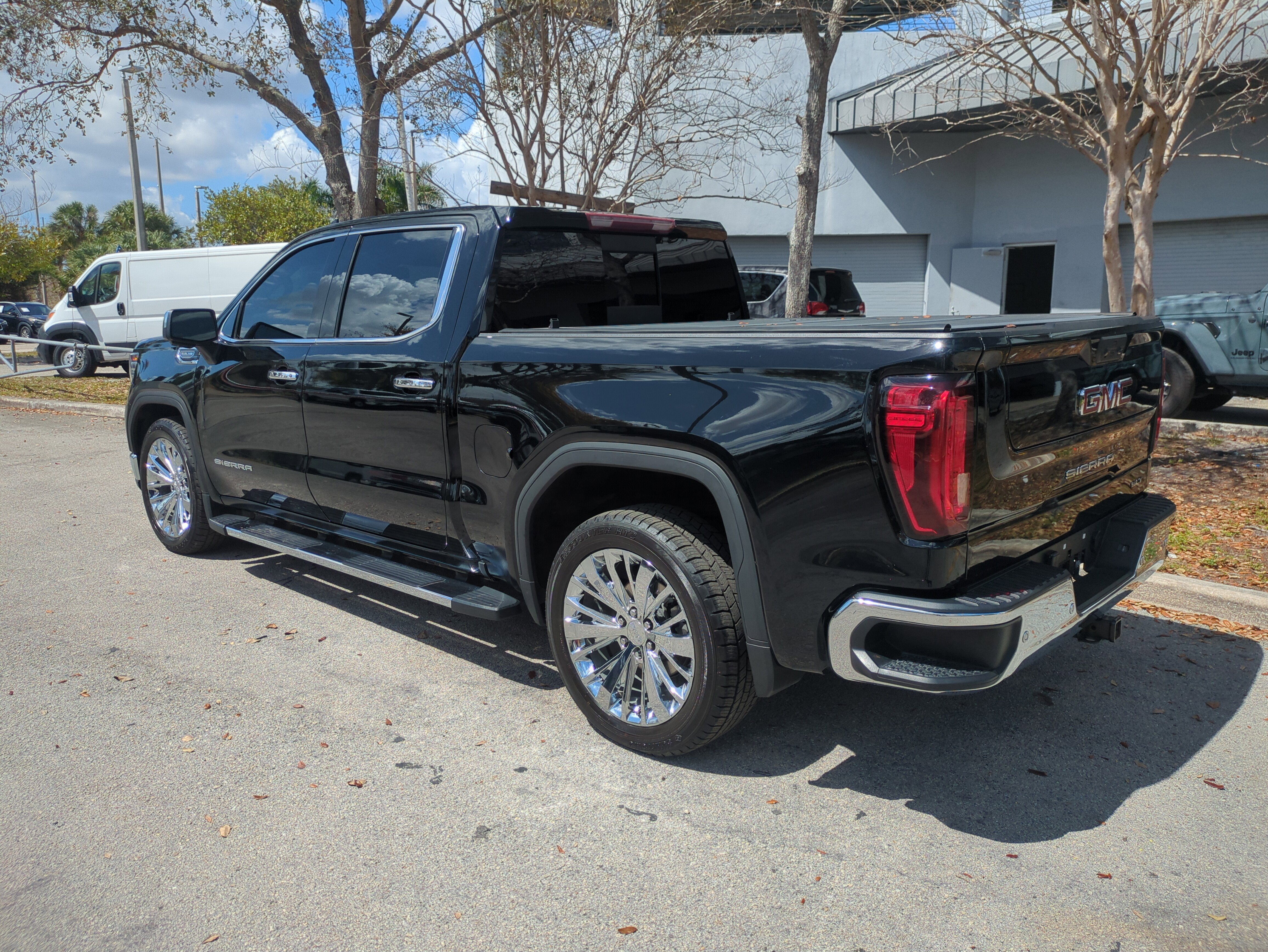Used 2023 GMC Sierra 1500 SLT w/ SLT Premium Package image 7