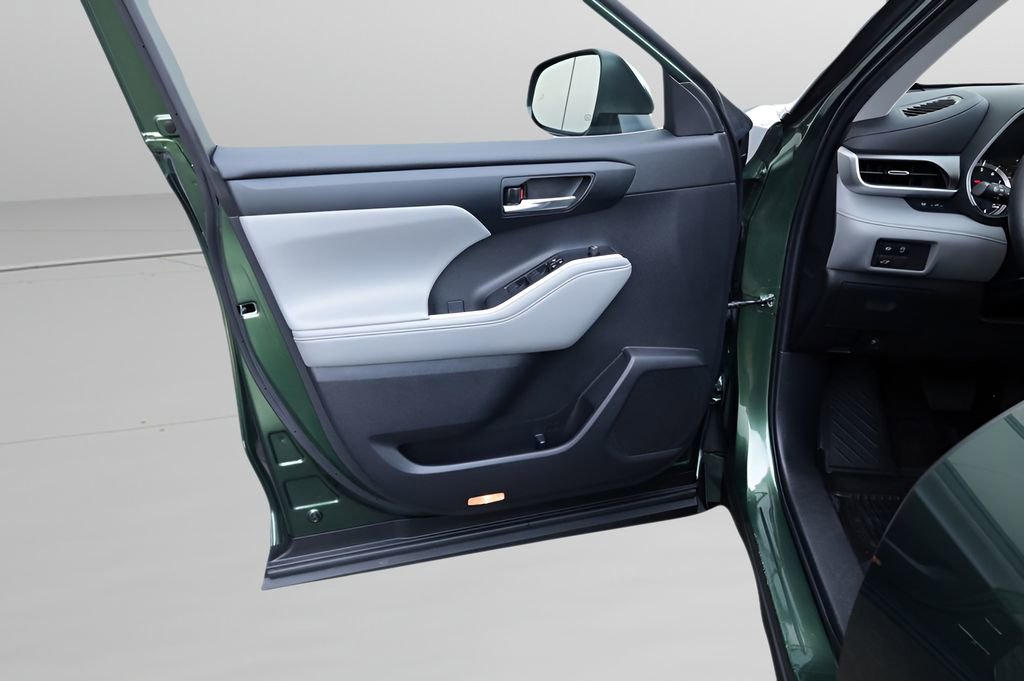 Used 2023 Toyota Highlander XLE AWD/4WD image 15