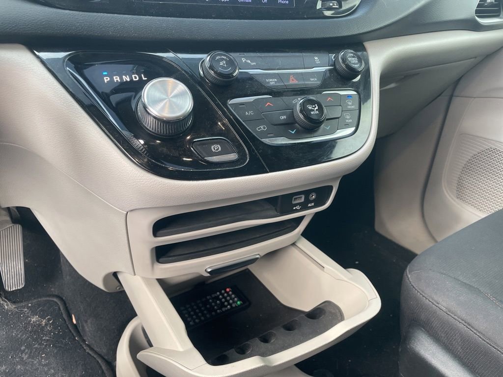 Used 2017 Chrysler Pacifica Touring w/ Tire & Wheel Group image 26