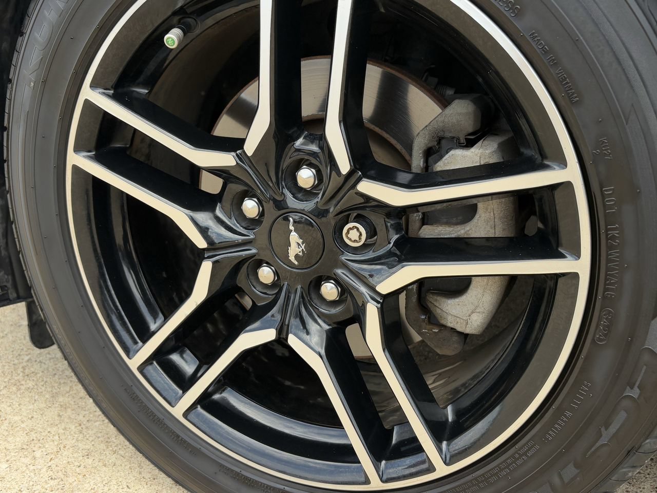 Used 2018 Ford Mustang Coupe RWD image 11