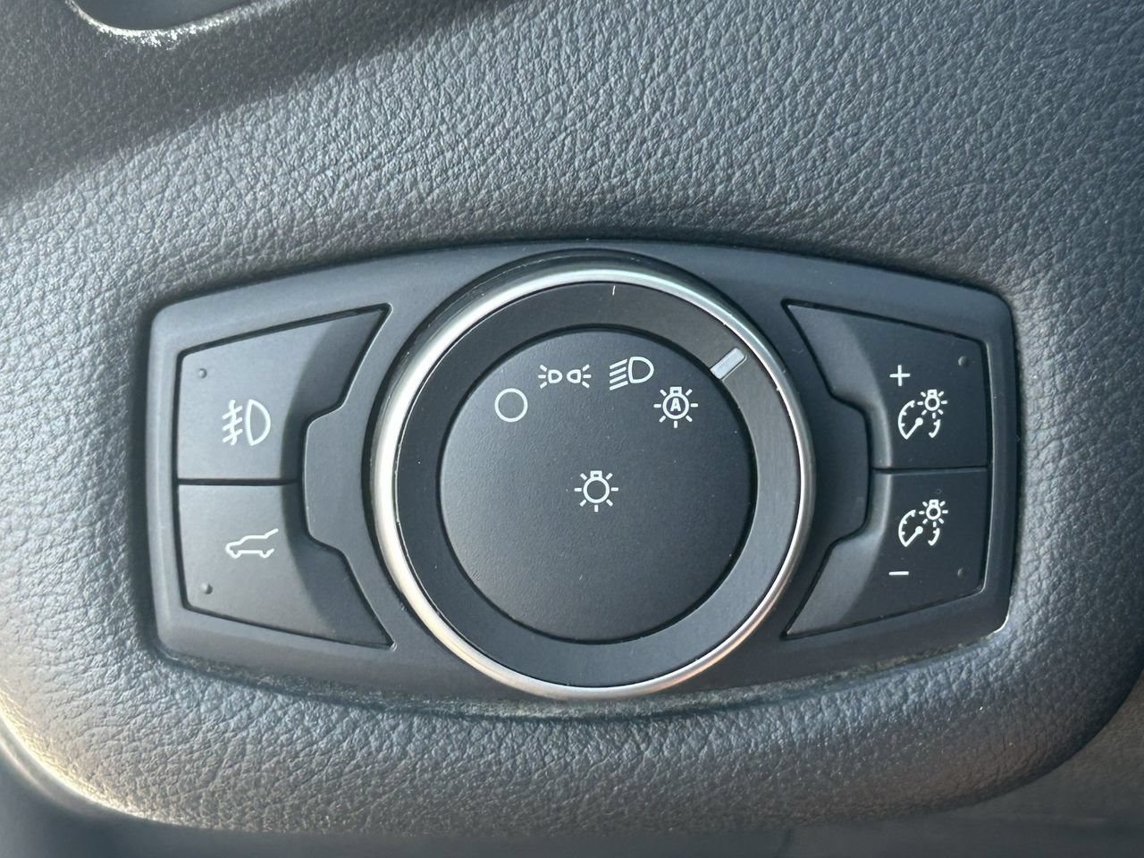 Used 2018 Ford Escape SE FWD image 32