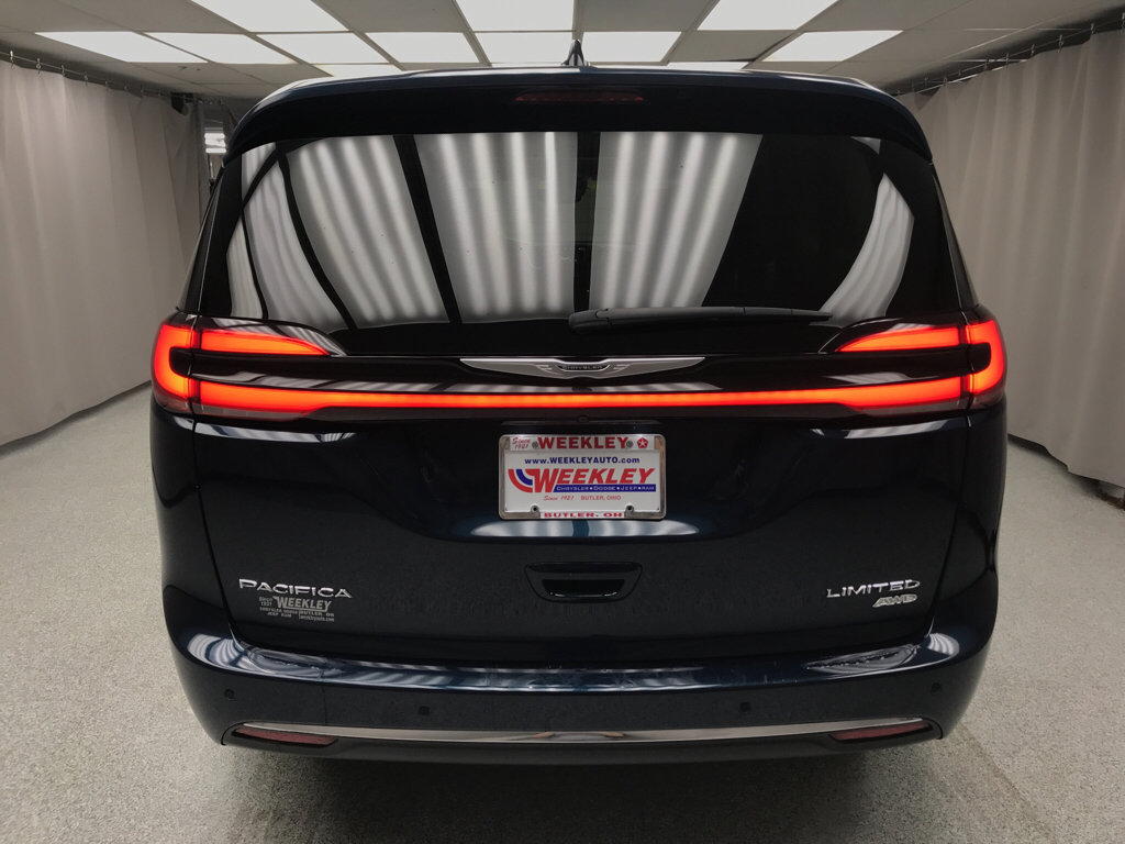 Used 2024 Chrysler Pacifica Limited w/ Uconnect Theater Family Group image 3
