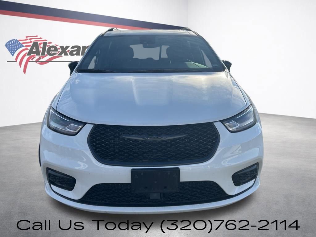 Used 2025 Chrysler Pacifica Limited FWD image 2