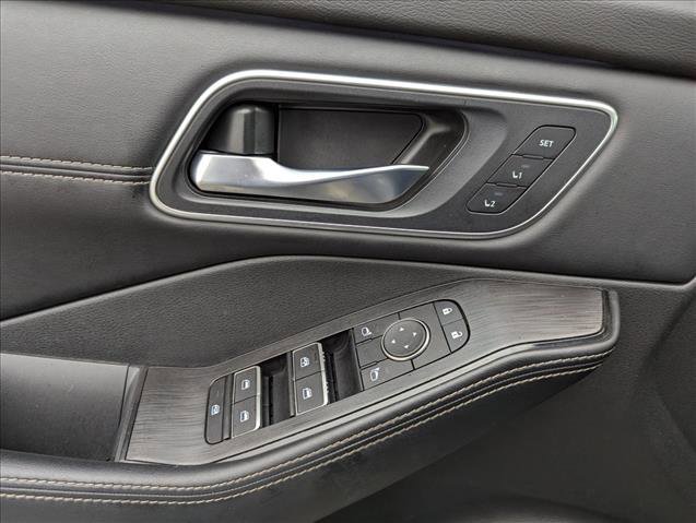 Used 2025 Nissan Rogue Platinum image 10