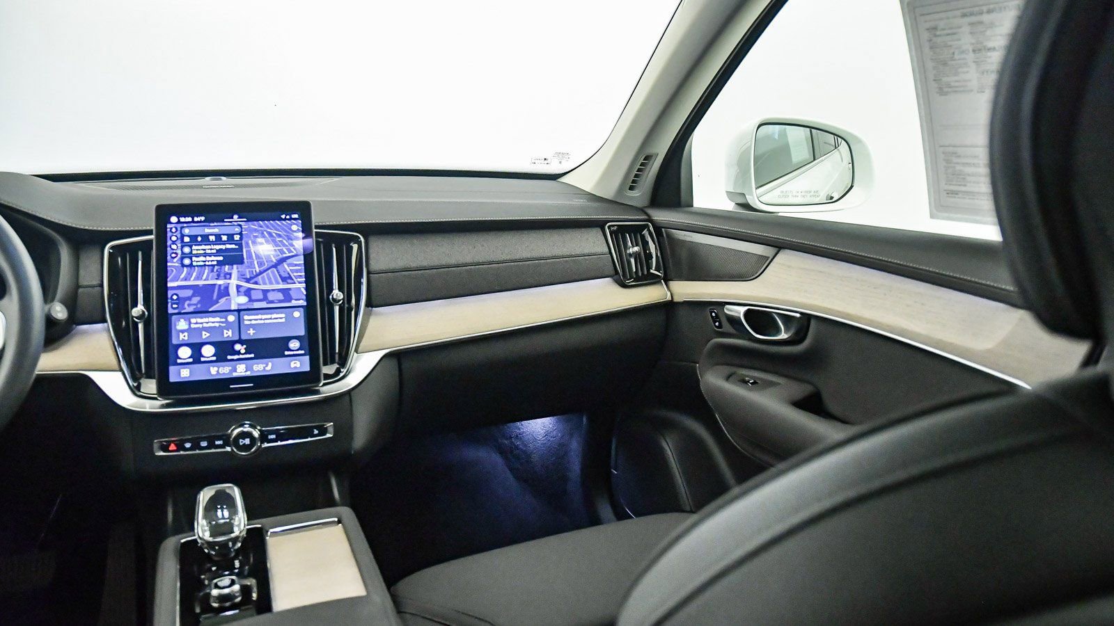 Used 2025 Volvo XC90 T8 Plus w/ Protection Package Premier image 15