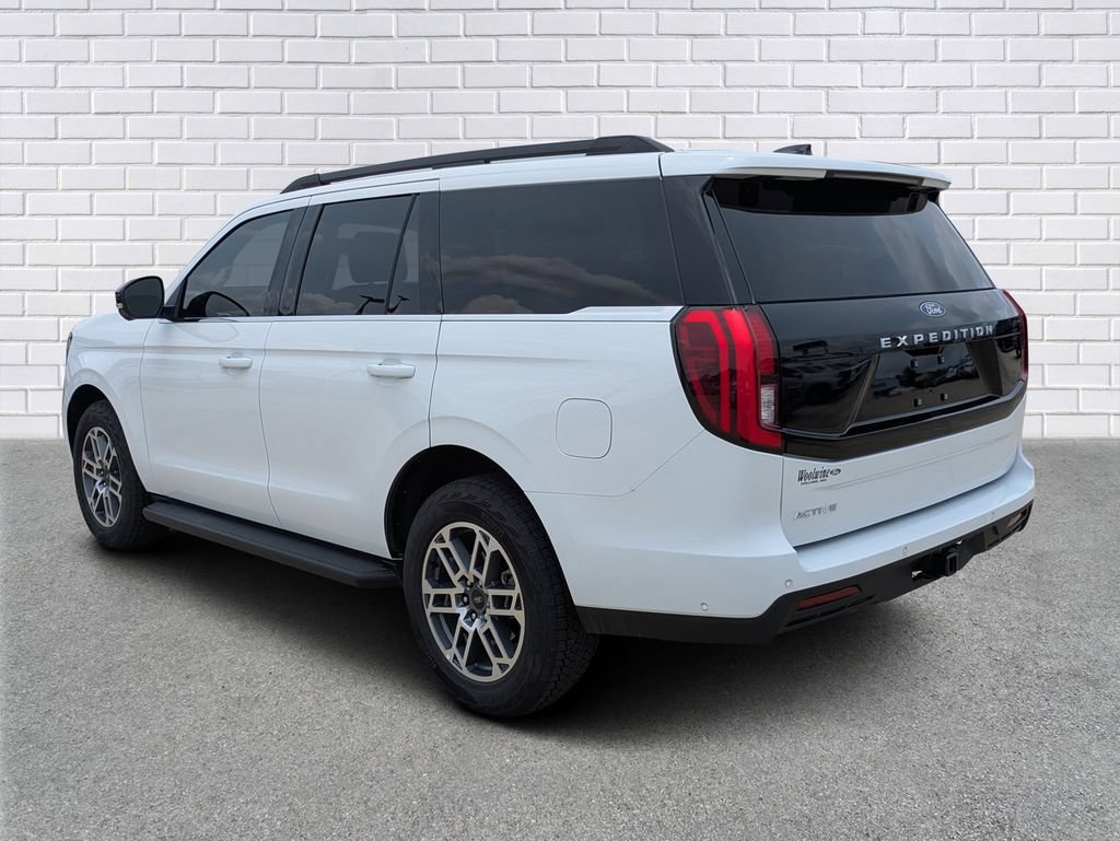 Used 2025 Ford Expedition Active AWD/4WD image 3